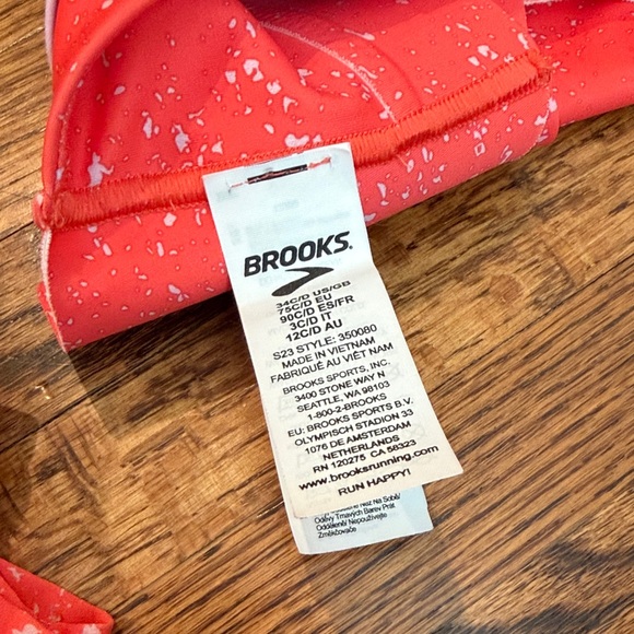Brooks 3 Pocket Sports Bra and Dash 2-in-1 Shorts - Picture 7 of 7